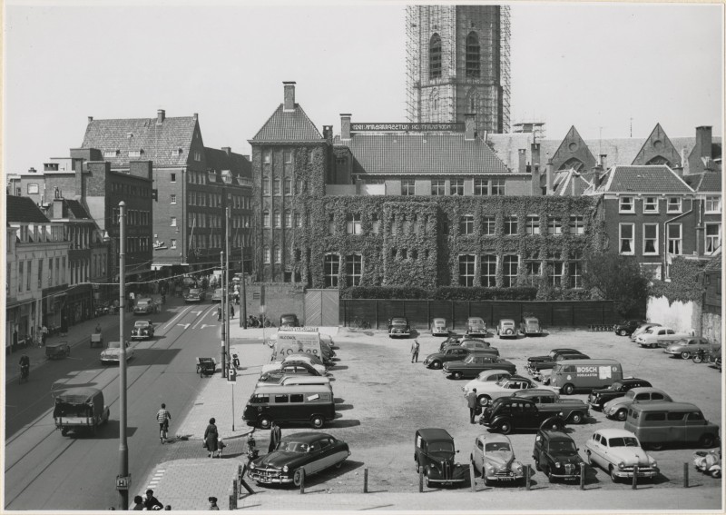Parkeerterrein in 1956 achter de Nutsspaarbank, vanaf de Jan Hendrikstraat.