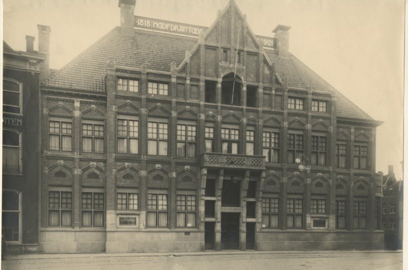 Oude foto van de Nutsspaarbank aan de Riviervismarkt in Den Haag